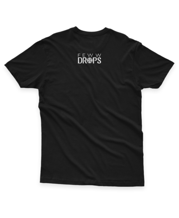 Camiseta de cor preta com a inscrição "FEW DROPS" e um desenho circular no peito.